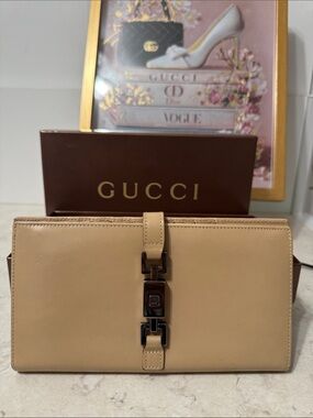 Gucci Jackie Beige Leather long Wallet with Silver-Tone  piston lock in box